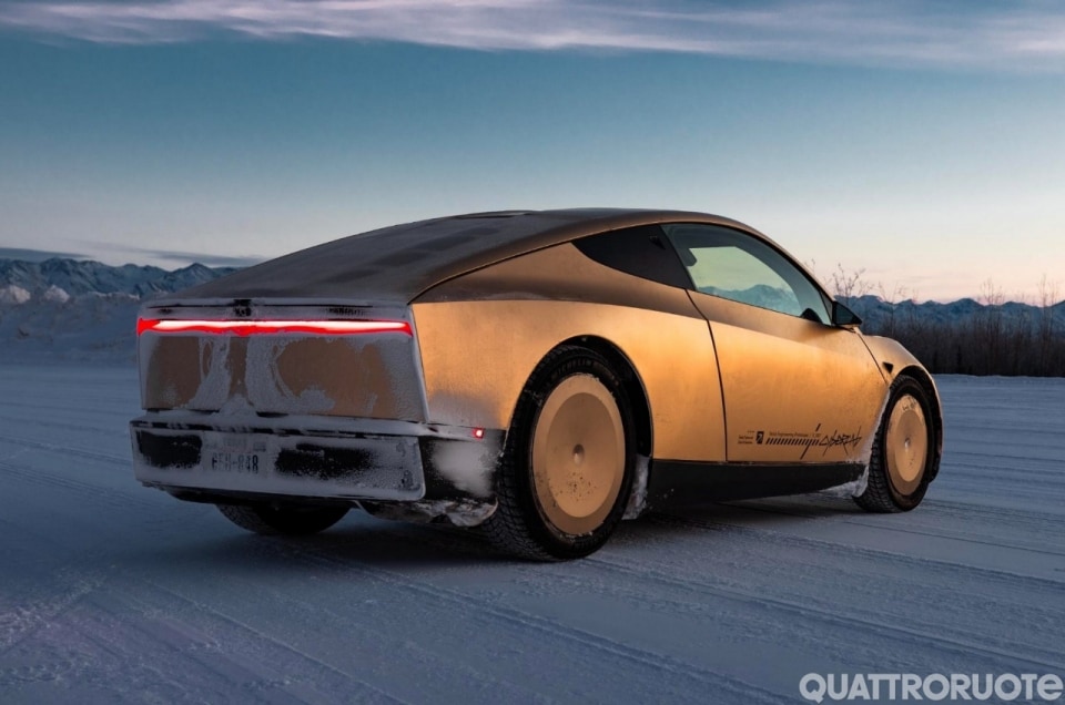 Tesla, prodotto il primo Cybercab: ma il robotaxi senza volante non può ancora circolare