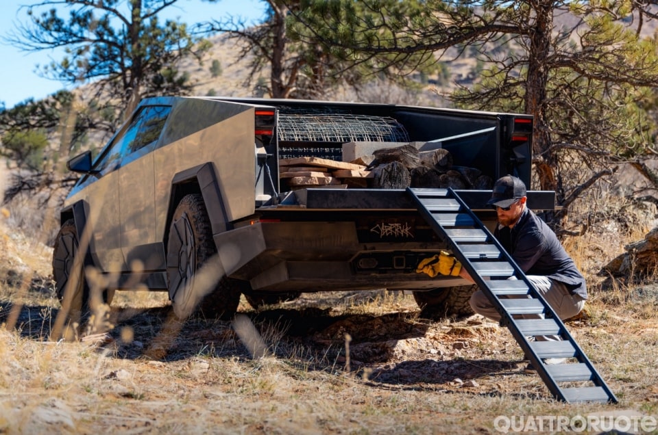 Il Cybertruck è un flop: Musk taglia i listini, arriva un nuovo modello “base"