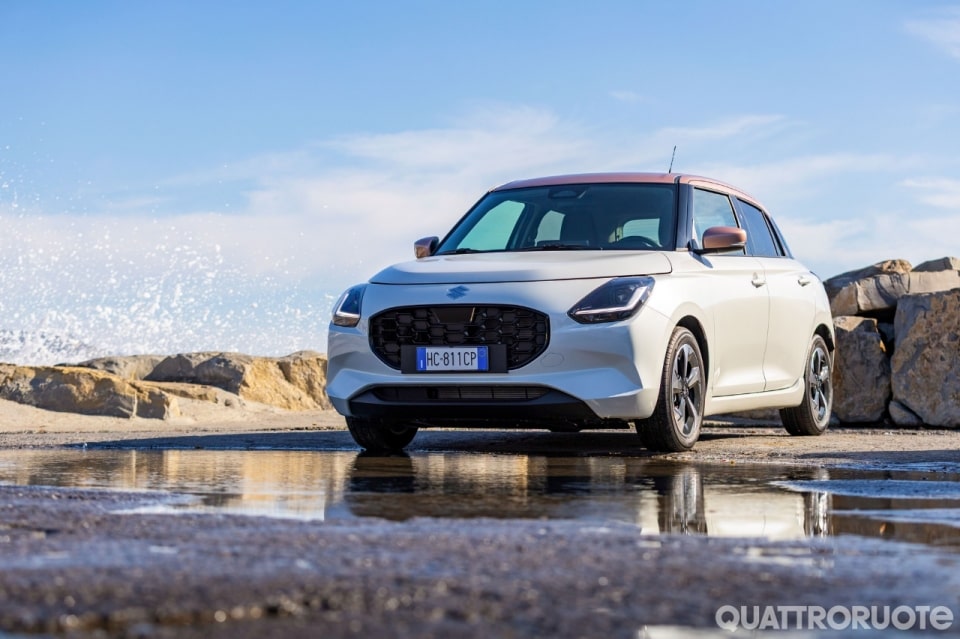 Suzuki Swift Sakura, un fiore di ciliegio (ibrido) per Sanremo: cosa cambia e quanto costa