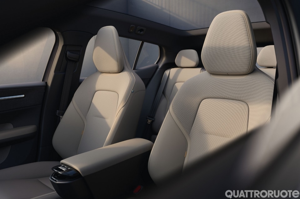 EX30 2026: nuovo motore entry level, interni più raffinati. E l'elettrica diventa power bank