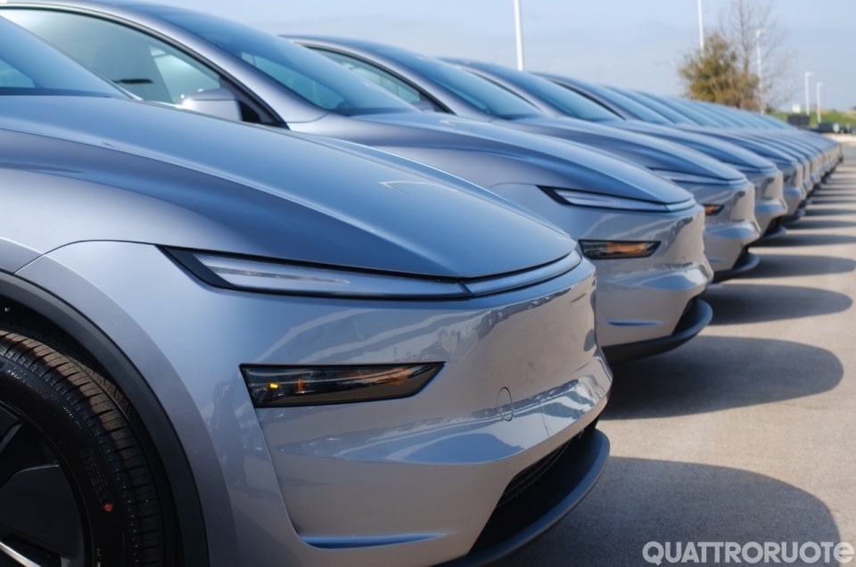 Arriva la Tesla Model Y a 7 posti: autonomia, prezzi e ordini della nuova Premium Long Range