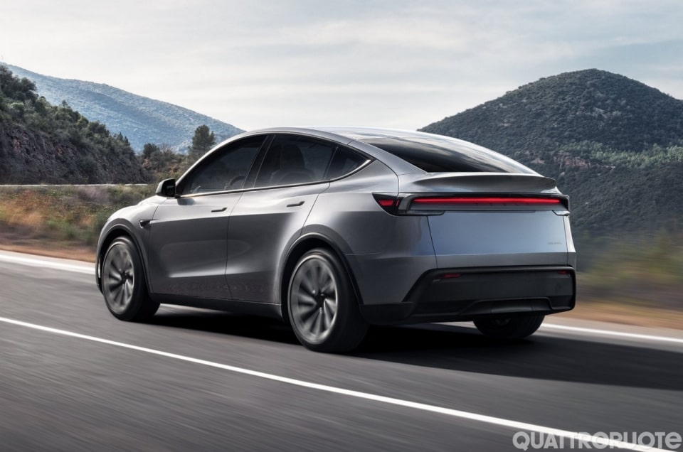 Arriva la Tesla Model Y a 7 posti: autonomia, prezzi e ordini della nuova Premium Long Range