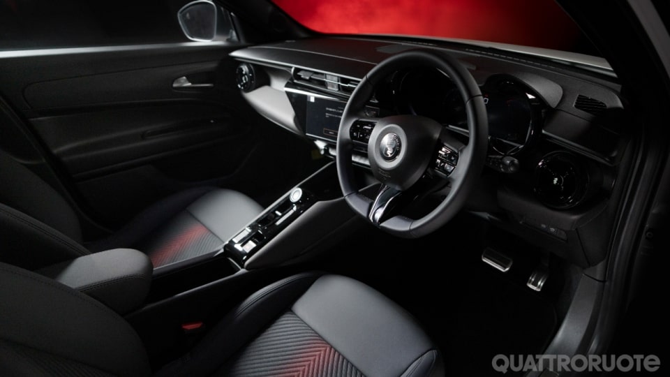 Alfa Romeo Junior Edizione Bianco: torna la targa laterale, ma solo in Giappone