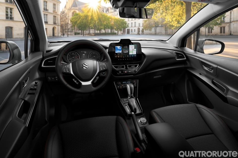 Suzuki rifinisce di nero Vitara e S-Cross: prezzi e dotazioni del nuovo allestimento Kuro