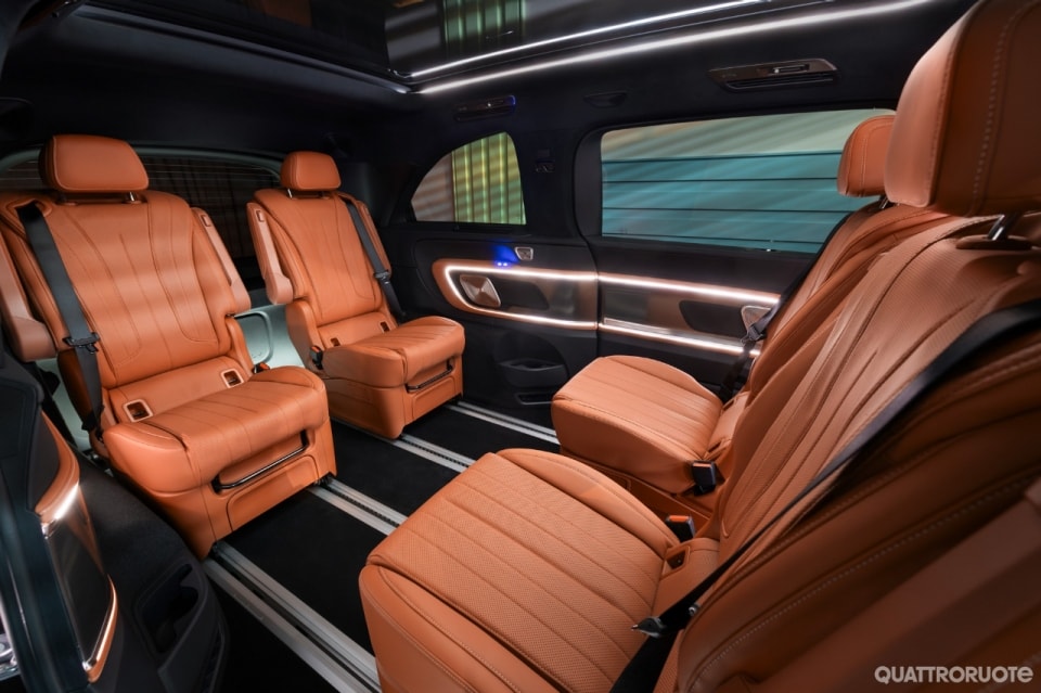 Mercedes-Benz VLE: 5 metri e 30 di opulenza elettrica su quattro ruote (sterzanti) - VIDEO