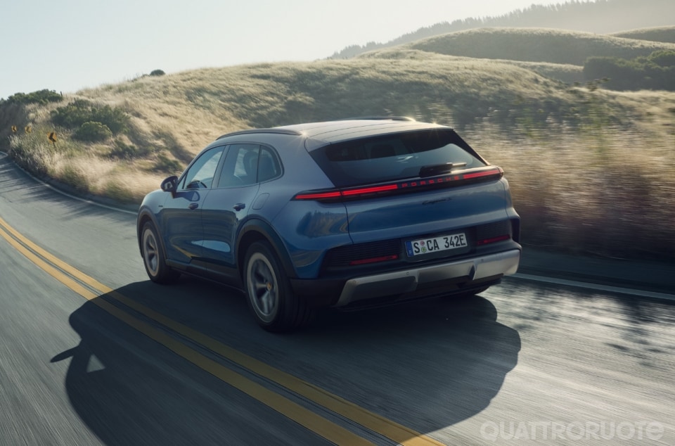 Porsche Cayenne S, la "bestia" elettrica: 666 CV con Launch Control e 653 km di autonomia
