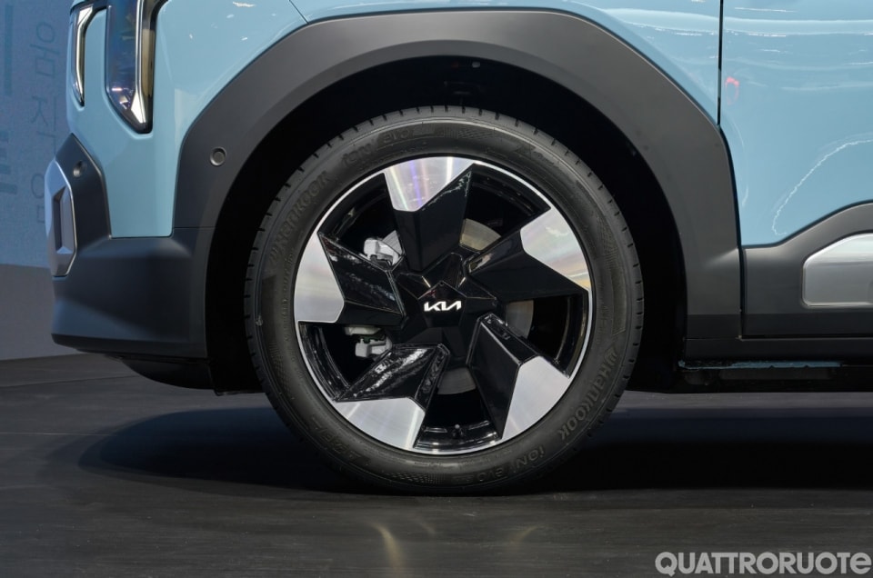 Kia EV2 arriva in Italia: tutti i prezzi e le versioni della B-SUV elettrica