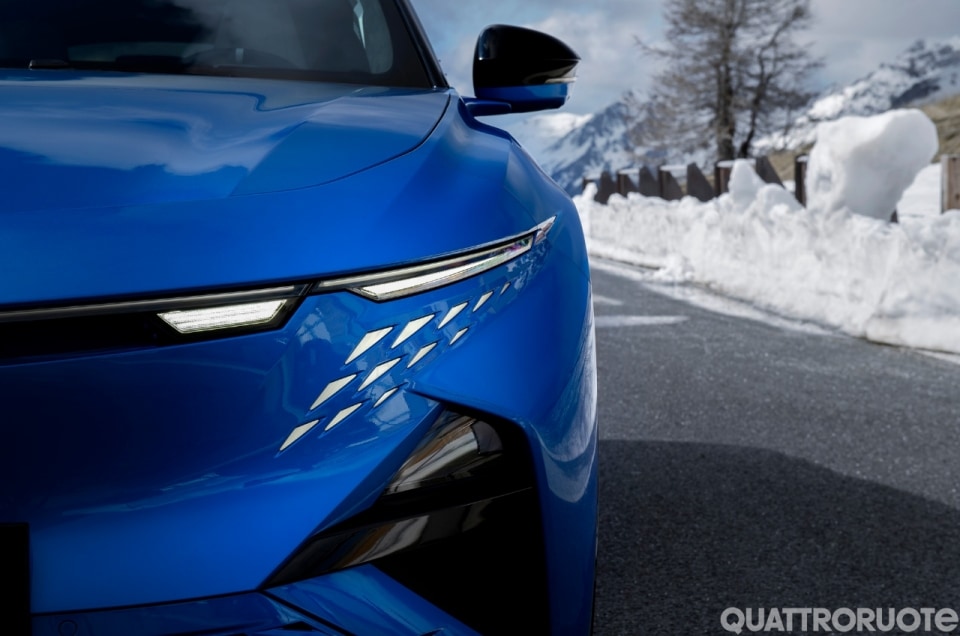 Alpine A390, ordini aperti: 400 CV e tre motori elettrici da 67.500 euro