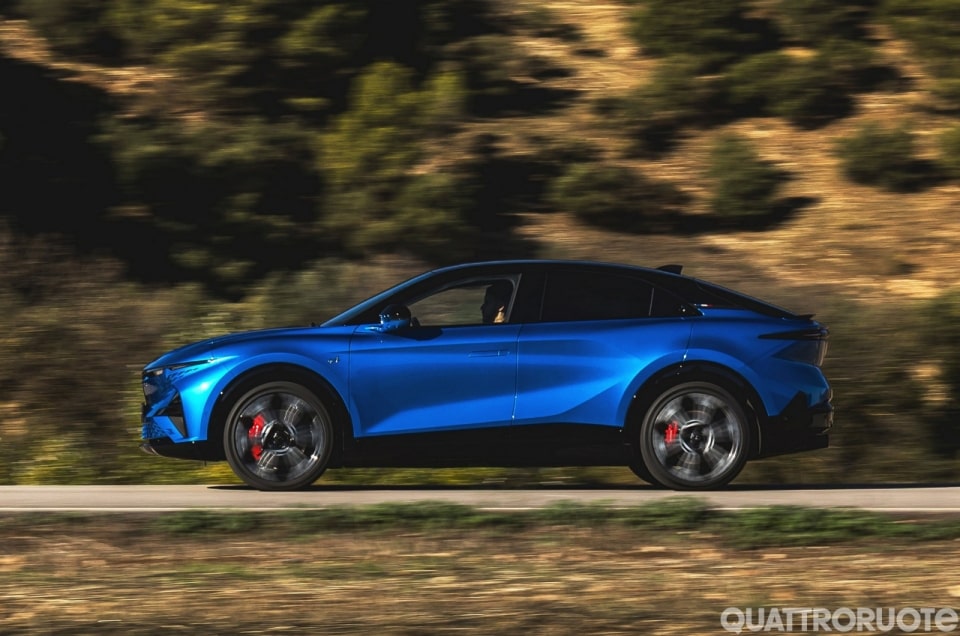 Alpine A390, ordini aperti: 400 CV e tre motori elettrici da 67.500 euro