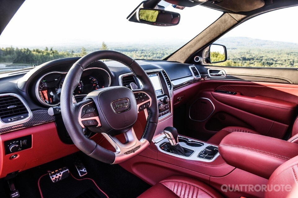 In pista con la Trackhawk, la Suv da 700 cavalli