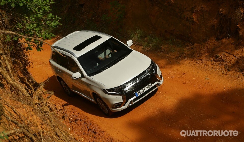 2018-Mitshubishi-Outlander-Phev-11 2018-Mitshubishi-Outlander-Phev-11