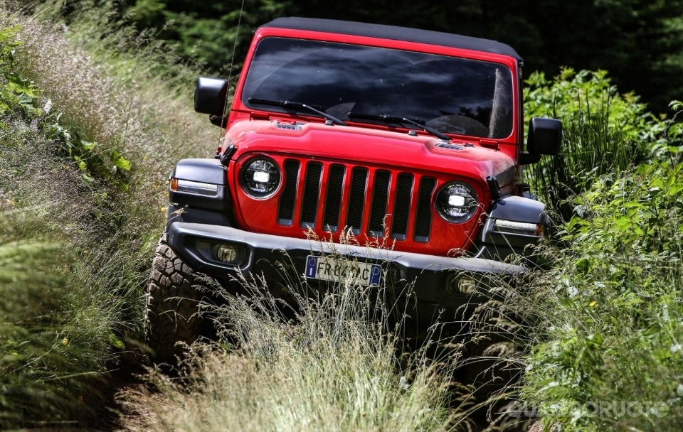 Al volante di Rubicon e Sahara 2.2 turbodiesel da 200 CV - VIDEO