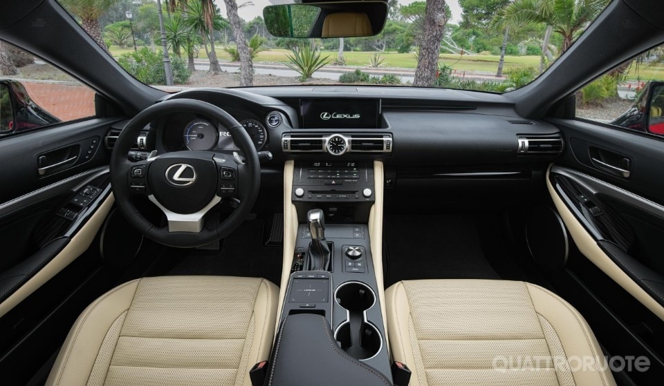 Al volante della RC 300h