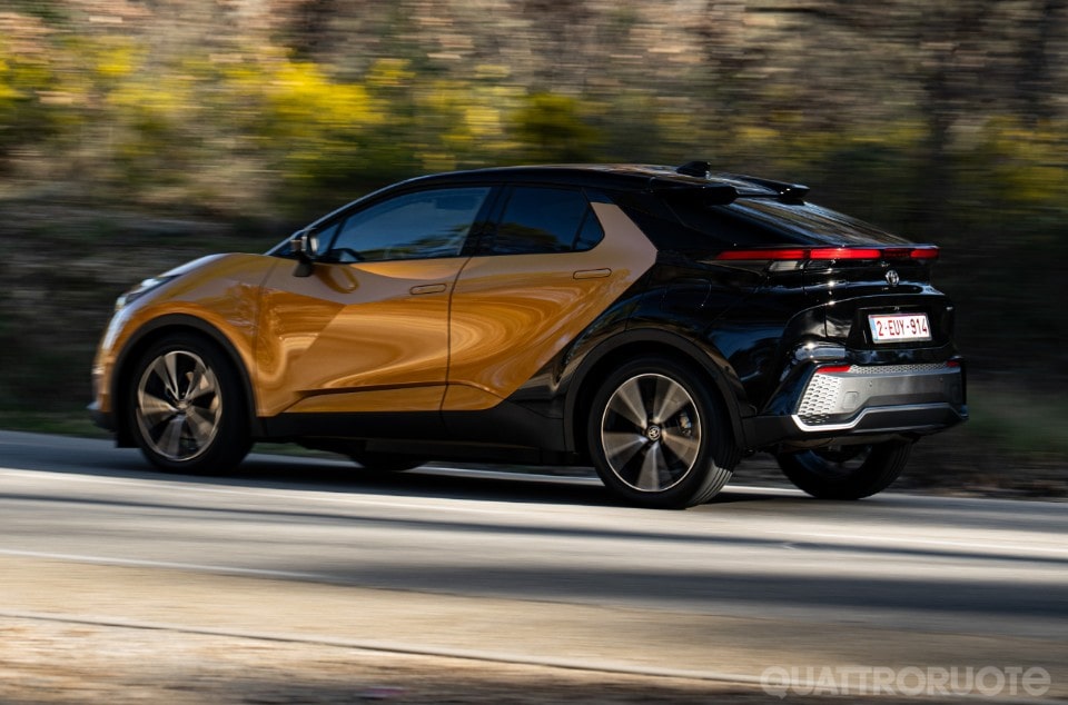 Toyota C-HR: motore, cavalli, interni, allestimenti, prezzi, prova ...