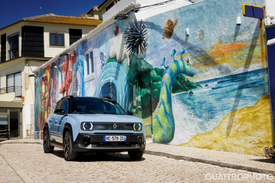 Il ritorno (con stile) dell'auto "jeans" - VIDEO