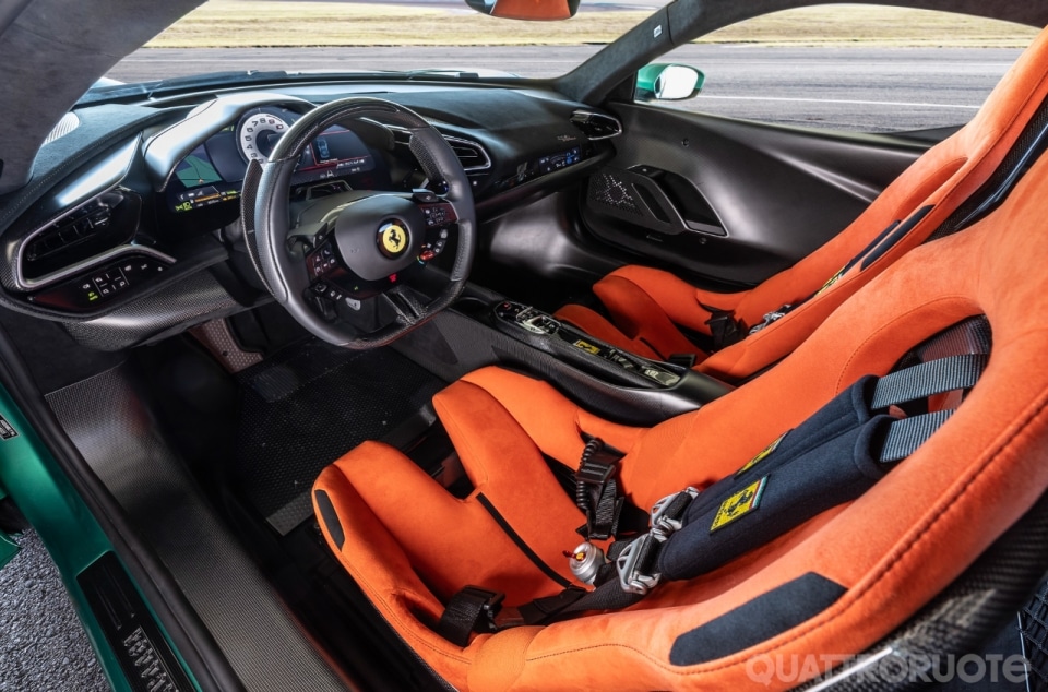 Ferrari 296 Speciale, le gioie del V6 (ibrido) - VIDEO