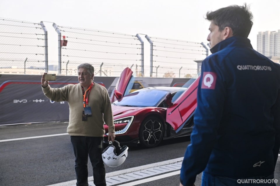 Al volante della super elettrica che sfida il mondo