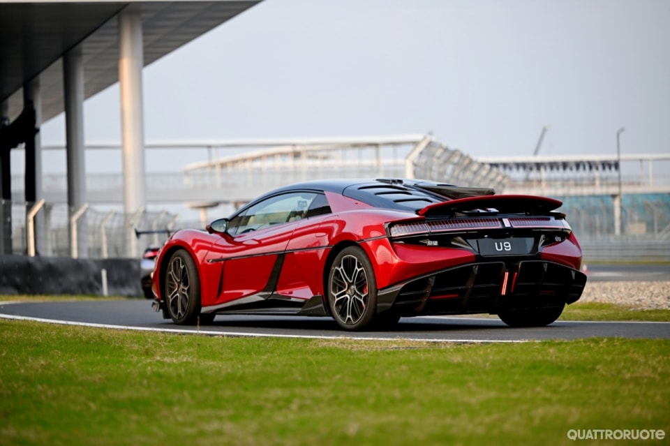 Al volante della super elettrica che sfida il mondo