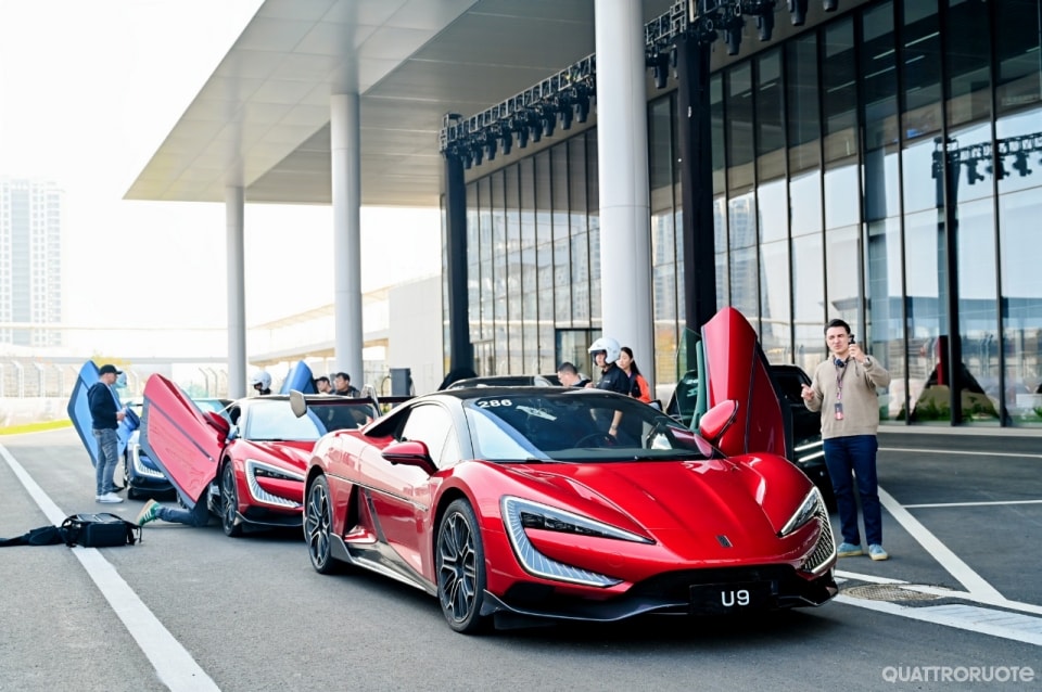 Al volante della super elettrica che sfida il mondo