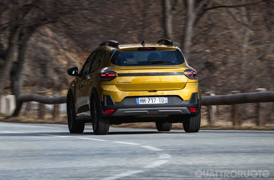 Dacia Sandero 2026, col GPL promette quasi 1.600 km di autonomia: ecco come va - VIDEO