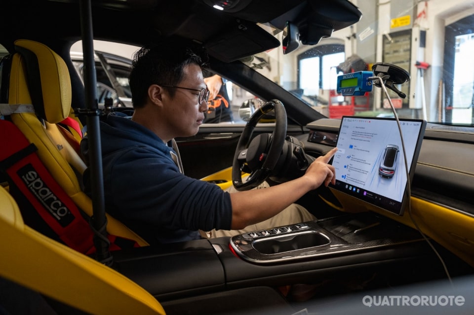 In pista con la Xiaomi SU7 Ultra: pro e contro della super elettrica - VIDEO