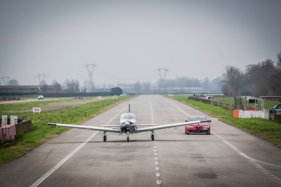 Un aereo "contro" un’Alfa Giulia sulla pista di Vairano: Giovanna Mazzocchi racconta Quattroruote
