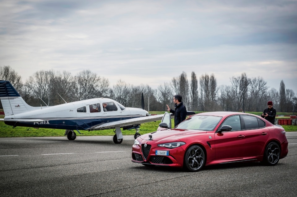 Un aereo "contro" un’Alfa Giulia sulla pista di Vairano: Giovanna Mazzocchi racconta Quattroruote