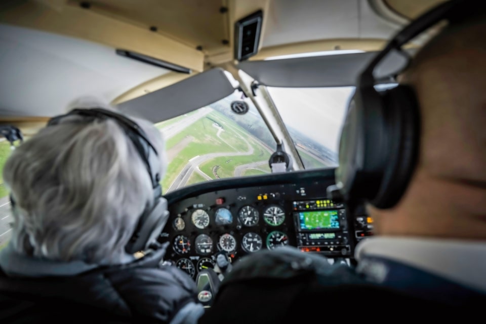 Un aereo "contro" un’Alfa Giulia sulla pista di Vairano: Giovanna Mazzocchi racconta Quattroruote