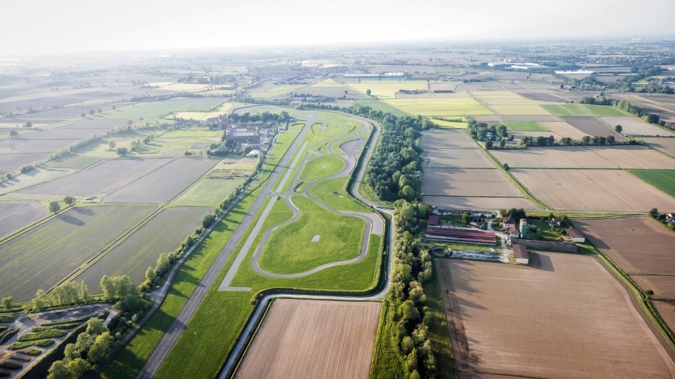 Un aereo "contro" un’Alfa Giulia sulla pista di Vairano: Giovanna Mazzocchi racconta Quattroruote