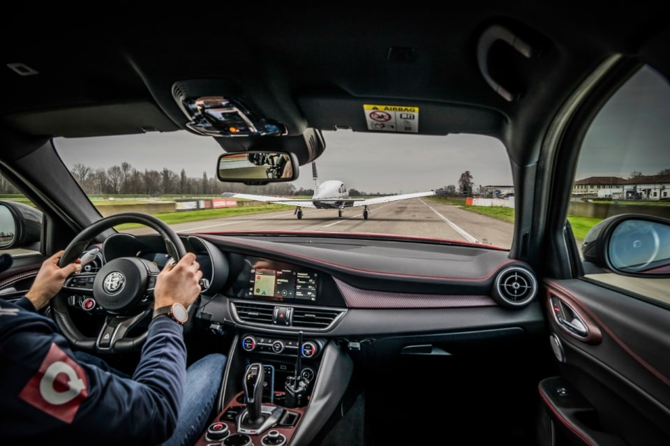 Un aereo "contro" un’Alfa Giulia sulla pista di Vairano: Giovanna Mazzocchi racconta Quattroruote