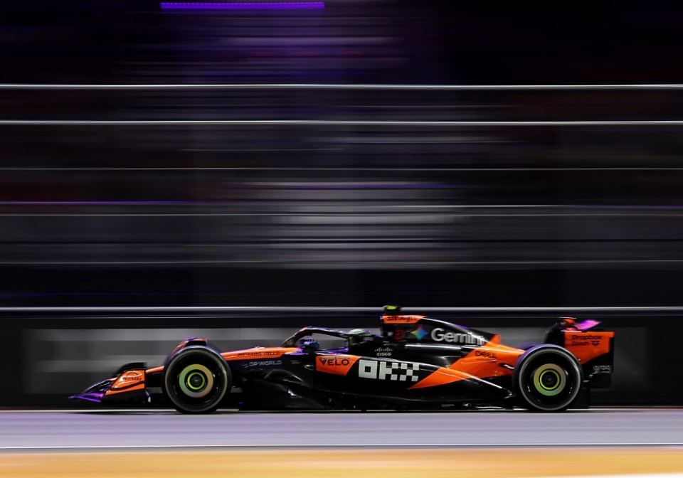 Verstappen domina, Mclaren squalificate