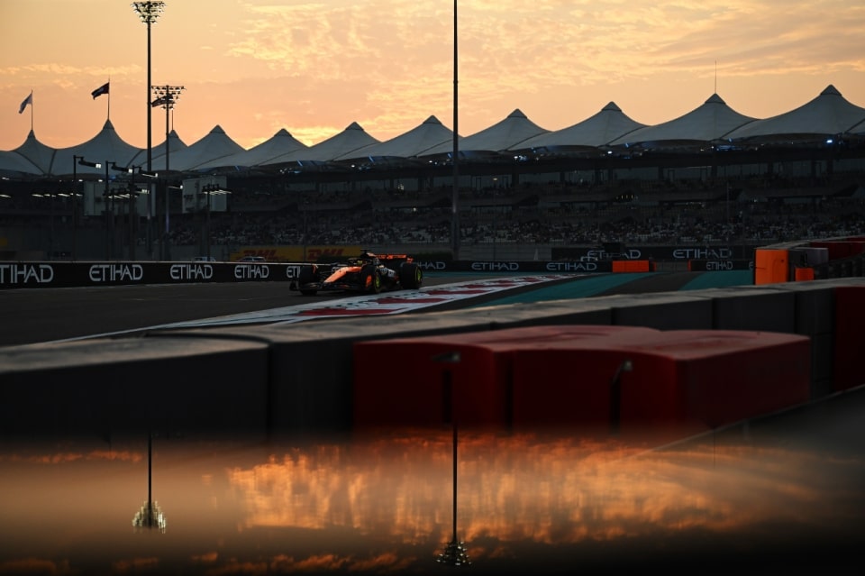 Verstappen in pole davanti alle due McLaren