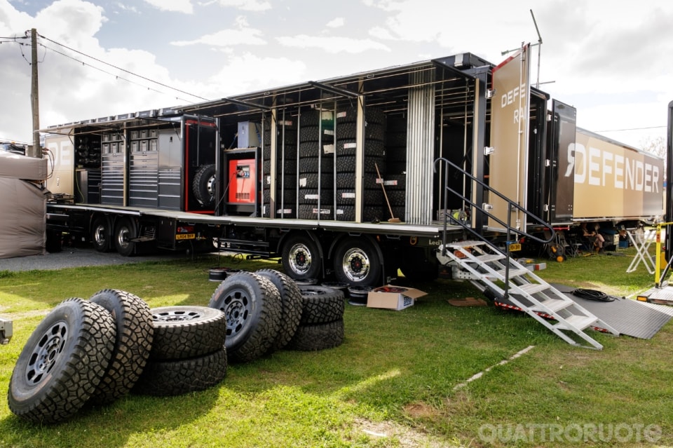 Nella “F1 dell’off‑road”: la Defender Dakar D7X‑R e il suo team visti da vicino