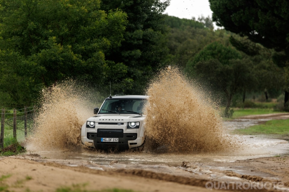 Nella “F1 dell’off‑road”: la Defender Dakar D7X‑R e il suo team visti da vicino