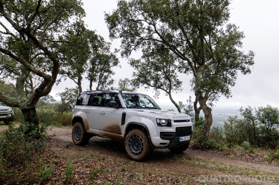 Nella “F1 dell’off‑road”: la Defender Dakar D7X‑R e il suo team visti da vicino