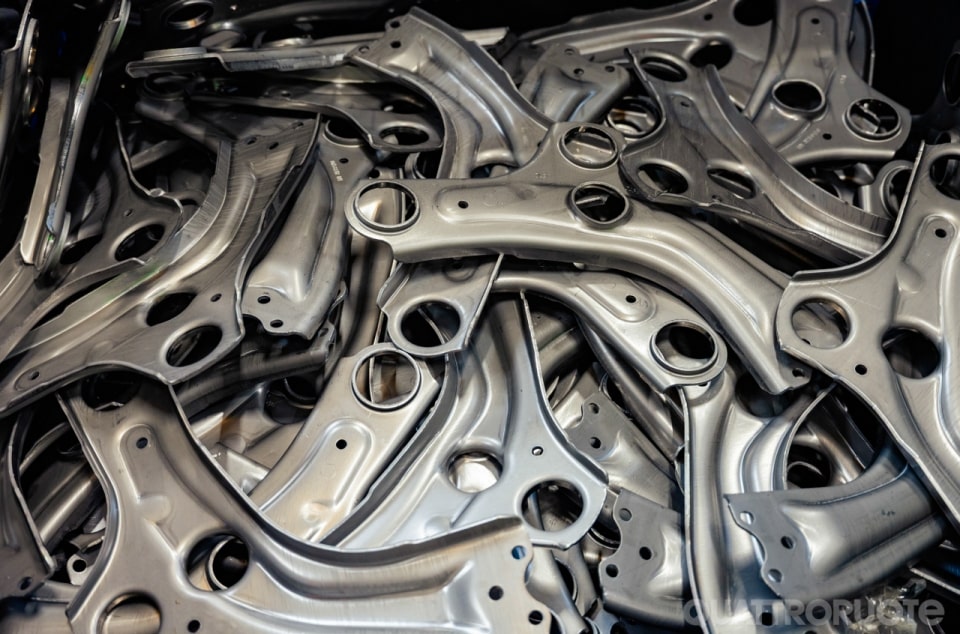 Dalle balestre alle sospensioni attive, viaggio nella fabbrica di Le Mans – VIDEO