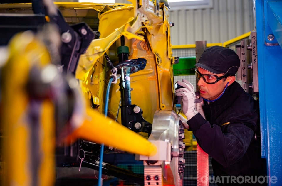 Dalle balestre alle sospensioni attive, viaggio nella fabbrica di Le Mans – VIDEO