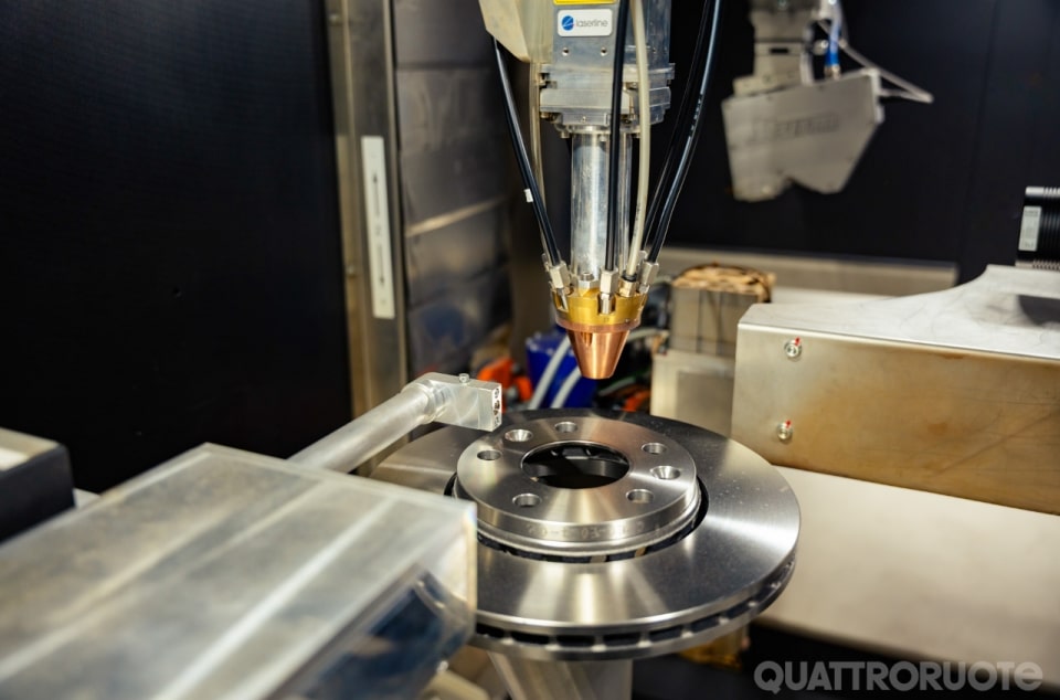 Dalle balestre alle sospensioni attive, viaggio nella fabbrica di Le Mans – VIDEO