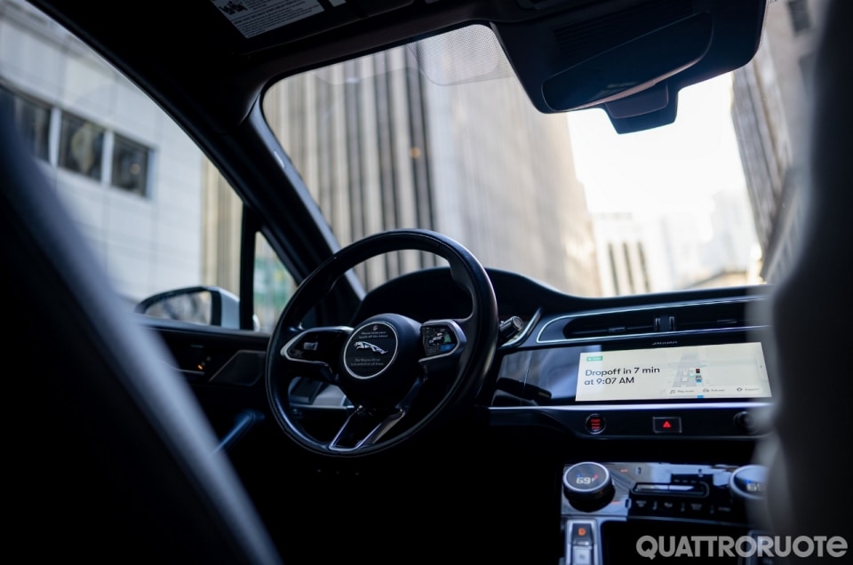 Blackout elettrico, robotaxi fermi: la fragilità della guida autonoma