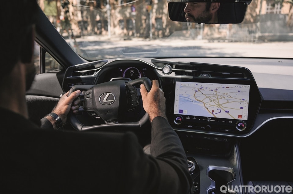 Il pacchetto One Motion Grip sbarca in Italia con lo steer‑by‑wire e il volante‑cloche