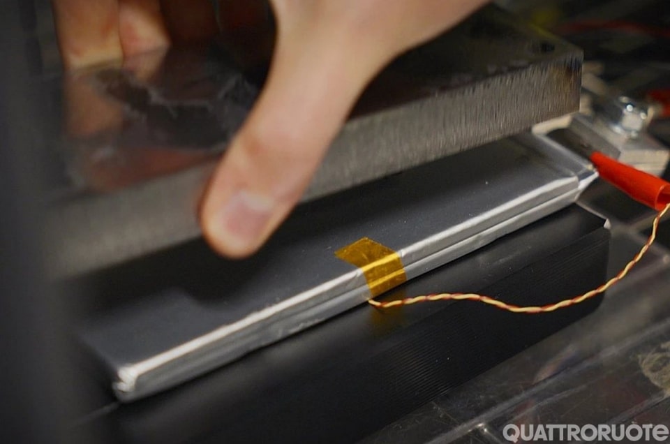 Batterie allo stato solido Donut Lab: test a 100°C in chiaroscuro, la sfida è la sicurezza