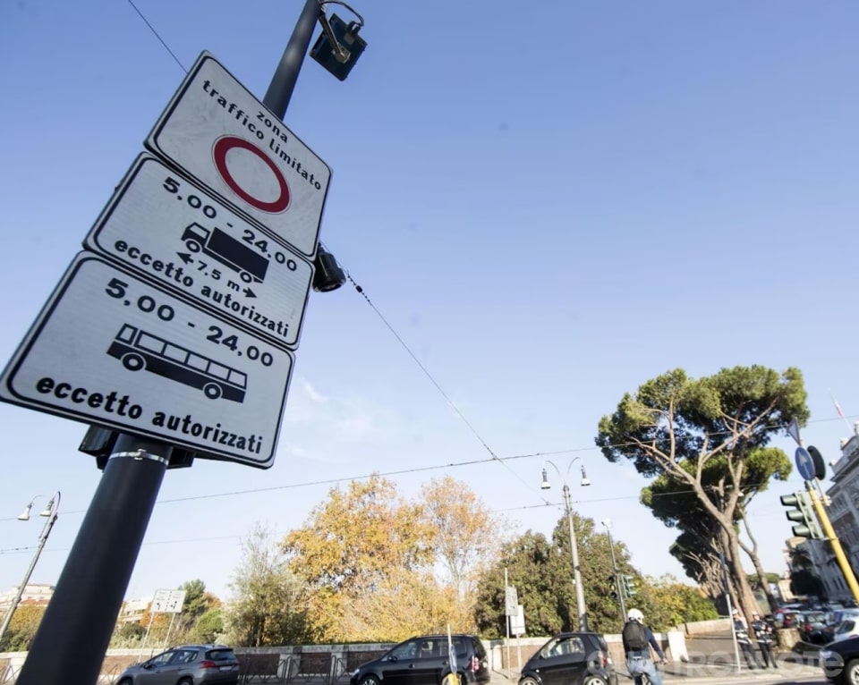 Ztl e auto elettriche 2026: chi dovrà pagare il pass da 1.000 euro e chi sarà esentato