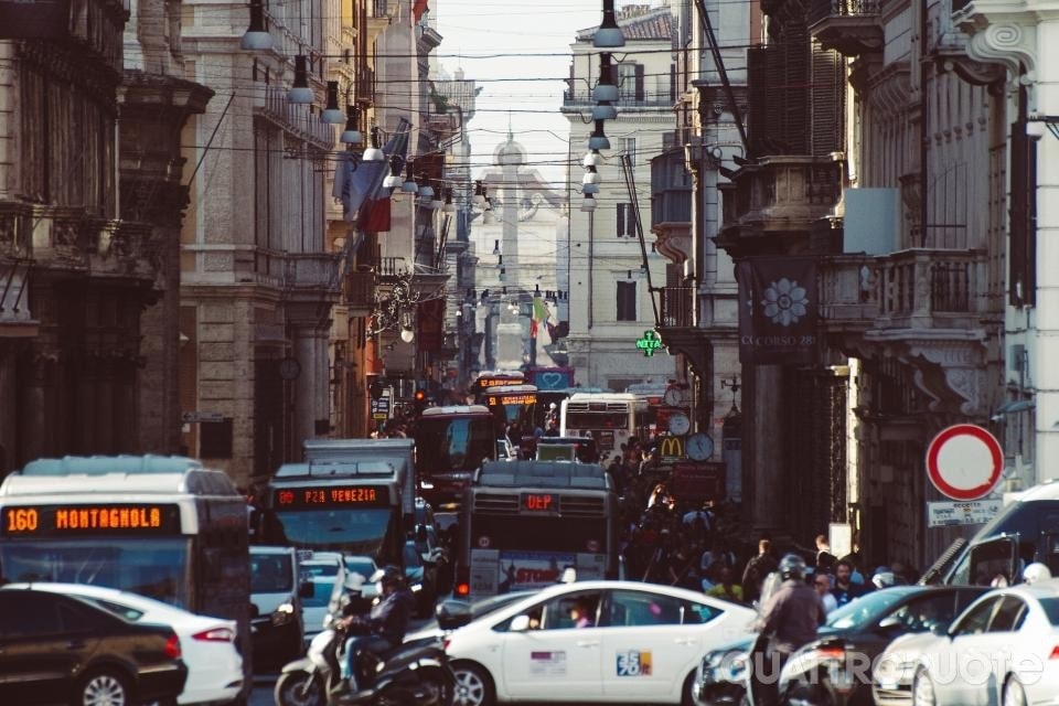 Sempre di più e sempre più vecchie: le auto in Italia sono 700 ogni 1.000 abitanti, è record europeo