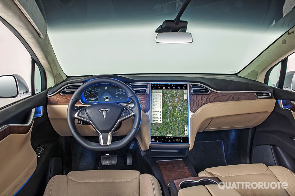 Tesla Model X, Suv da fantascienza