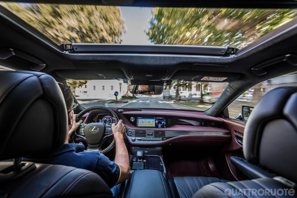 La prova della LS Hybrid Luxury