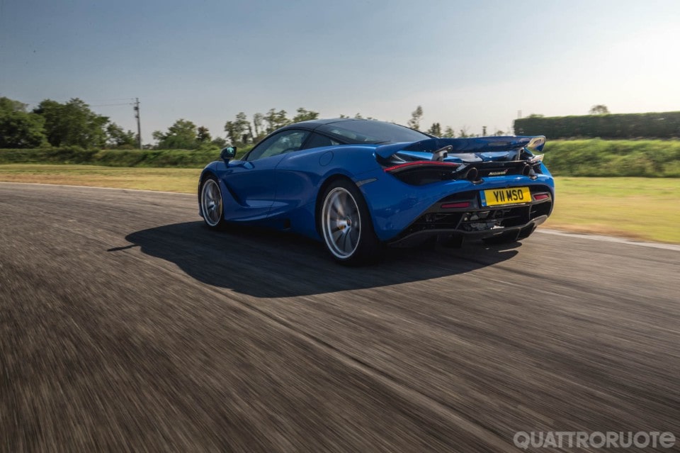 A caccia dei 350 km/h con la McLaren 720S