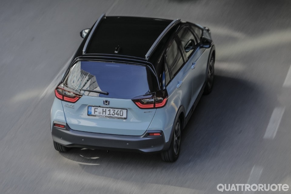 Jazz Crosstar: spaziosa, pratica e consuma poco - VIDEO