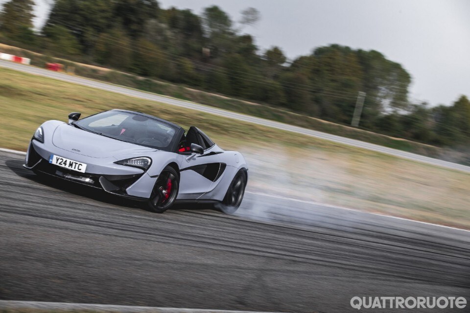 570S Spider, non perde nulla rispetto alla coupé