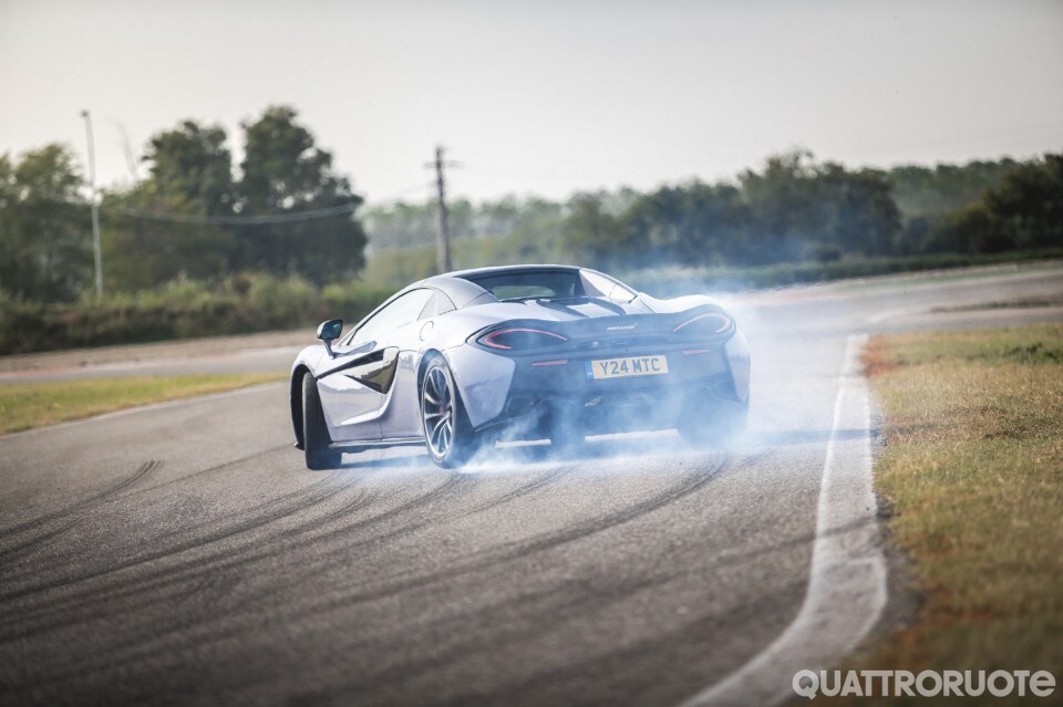 570S Spider, non perde nulla rispetto alla coupé