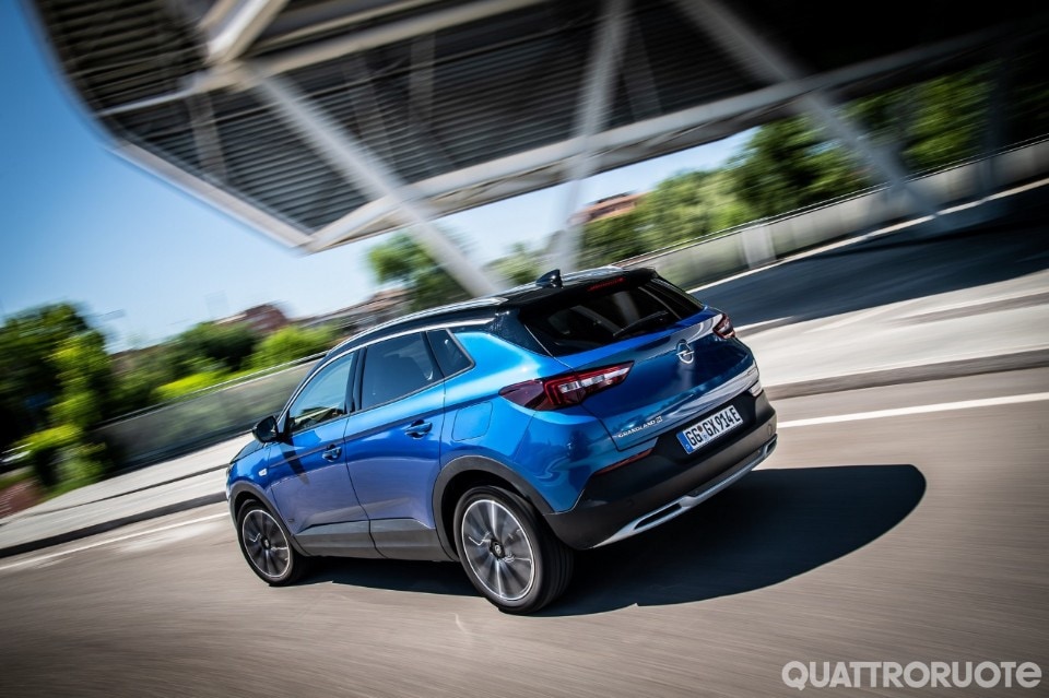 Fino a 300 CV con l'ibrido plug-in